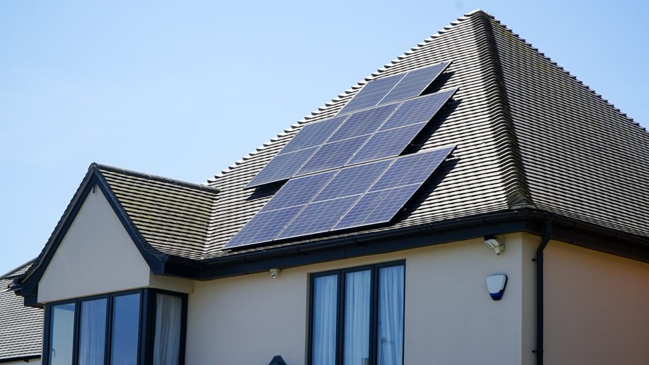 Panneaux solaires en Belgique en 2026 : rentabilité, primes et guide d&rsquo;installation