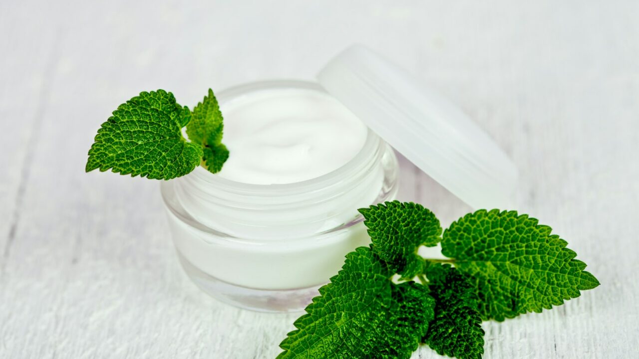 Crème de jour hydratante : bien la choisir pour une routine naturelle et durable
